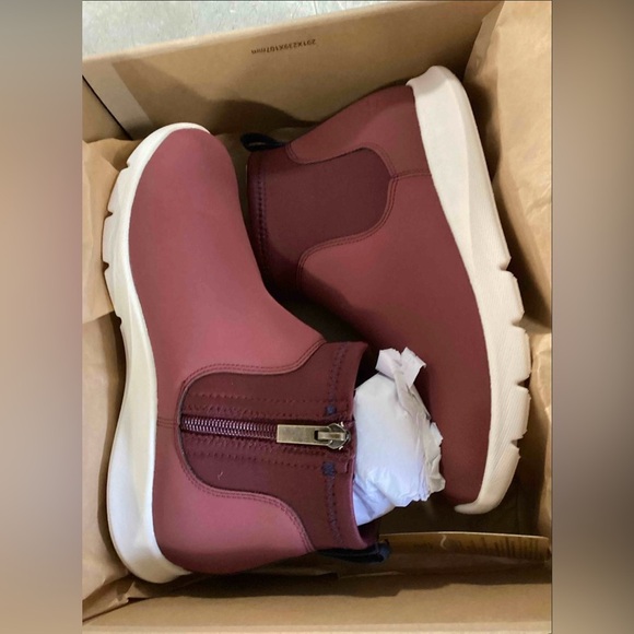 NIB REVITALIGN Women's Paddock Ankle Boot Wide in Burgundy - Picture 3 of 3